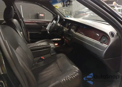 2010 Lincoln Town Car Executive L from USA, damaged, VIN 2LNBL8EV7AX610379